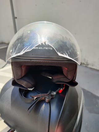 Casco MT con visera rota