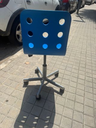Silla de escritorio azul con ruedas