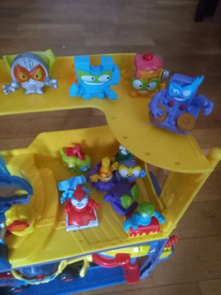 Este juguete es el Cuartel General de SuperThings