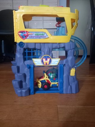 Este juguete es el Cuartel General de SuperThings