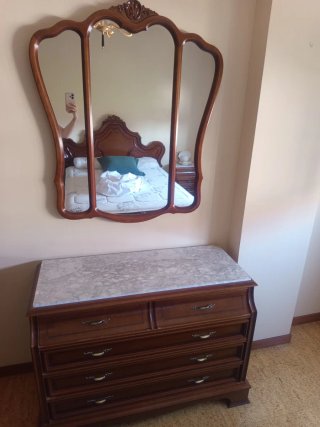 Cómoda de madera con tapa de mármol