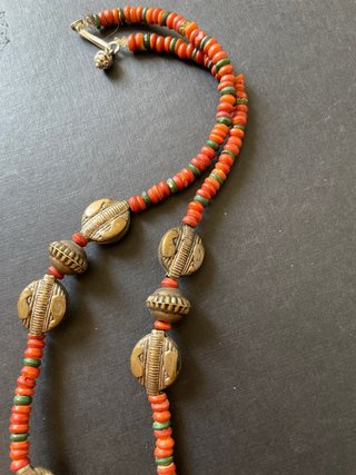 Collar étnico coral y plata