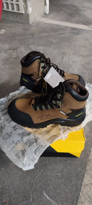 Botas de montaña marrones