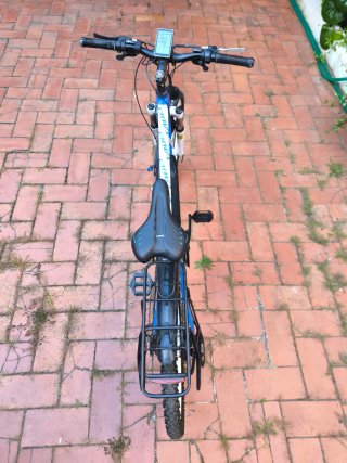 Bicicleta Eléctrica Azul y Blanca