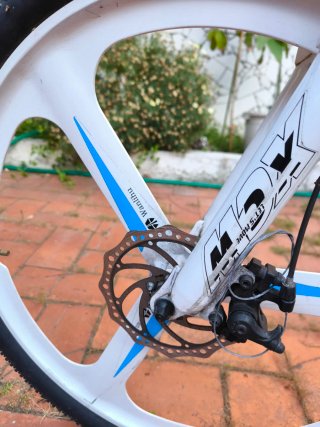 Bicicleta Eléctrica Azul y Blanca