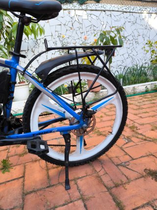Bicicleta Eléctrica Azul y Blanca