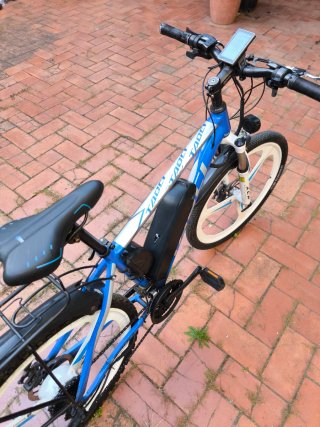 Bicicleta Eléctrica Azul y Blanca