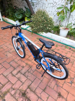Bicicleta Eléctrica Azul y Blanca