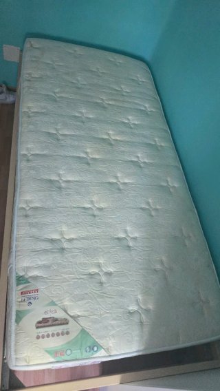 URGE:Estructura de cama de madera 90 cm + colchón