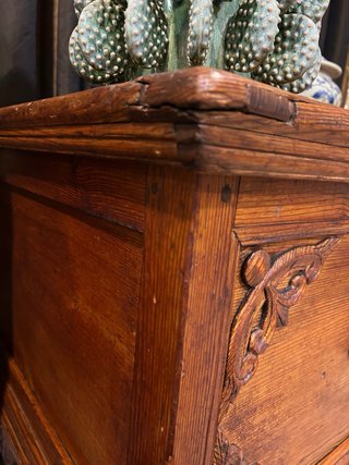 Arcón de madera maciza tallado