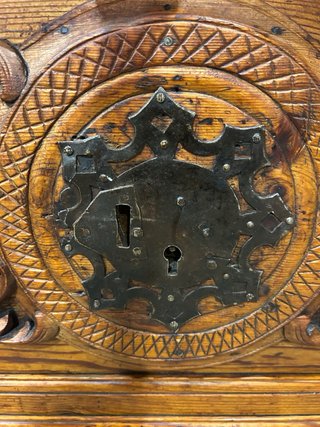 Arcón de madera maciza tallado