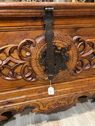 Arcón de madera maciza tallado