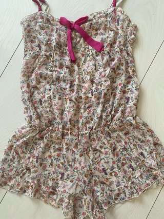 Mono pijama Oysho floral con lazo