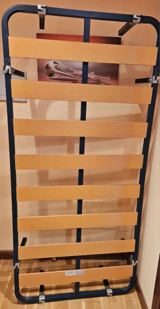 Somier con patas metálicas y de madera
