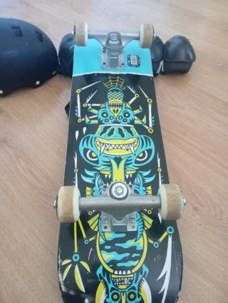 Skate con protecciones (casco, rodilleras, coderas