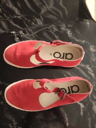 Zapatillas Aro T-Strap Hebilla Roja Talla 36