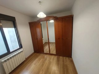 Armario de madera grande con espejo