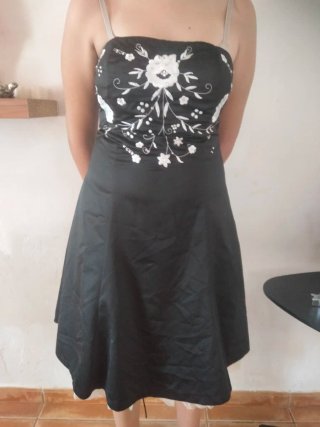 Vestido de fiesta negro con bordado blanco