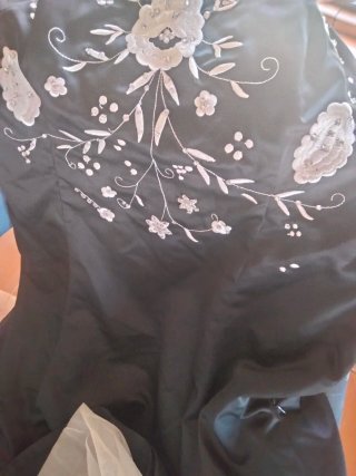 Vestido de fiesta negro con bordado blanco