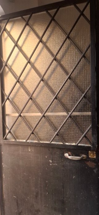 Puerta dehiero con rejas y cristal