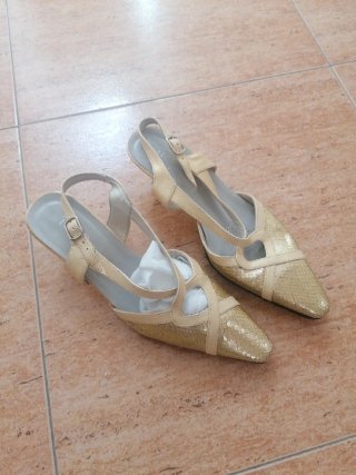 Zapatos dorados de tacón bajo, tapas recién puesta