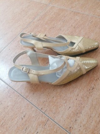 Zapatos dorados de tacón bajo, tapas recién puesta