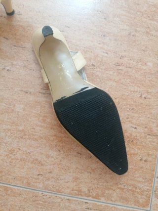 Zapatos dorados de tacón bajo, tapas recién puesta
