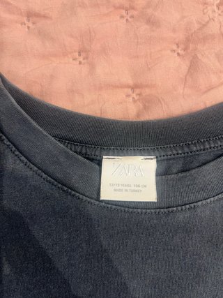 Camiseta Zara gris hombros descubiertos estrellas