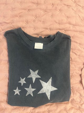 Camiseta Zara gris hombros descubiertos estrellas