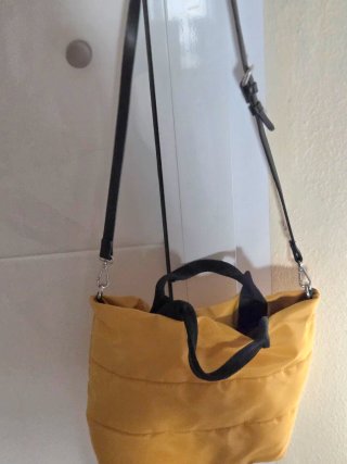 Bolso de estilo casual, urbano y de tipo acolchado