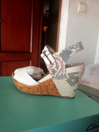 Sandalias cuña blancas y multicolor