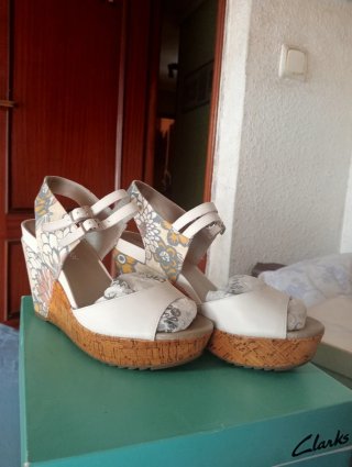 Sandalias cuña blancas y multicolor