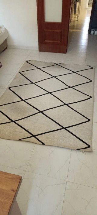 Alfombra de lana beige y negra