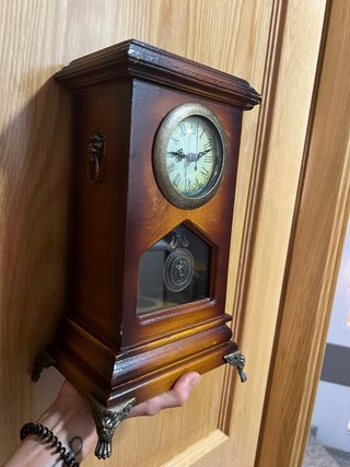 Antico orologio in legno con pendolo
