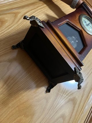 Antico orologio in legno con pendolo