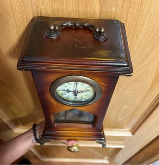 Antico orologio in legno con pendolo