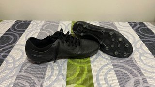 Botas de fútbol multitaco negras