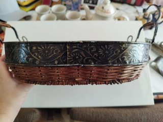 Bandeja Vintage de Mimbre y Metal Labrado con Asas