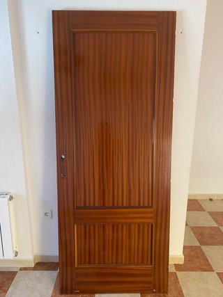 Puerta de madera con cristal