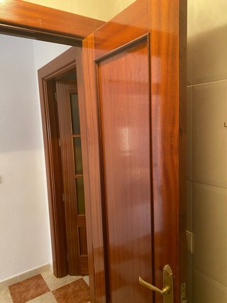Puerta de madera con cristal