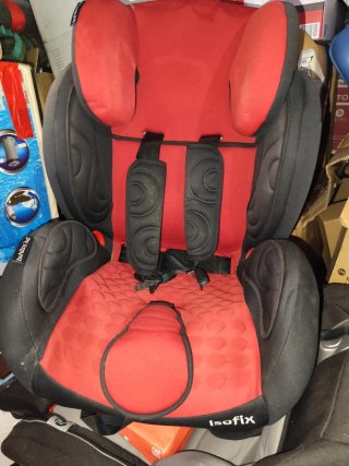 Sillita de coche Isofix roja y negra