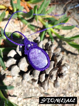 Collana con ciondolo in macrame con lepidolite