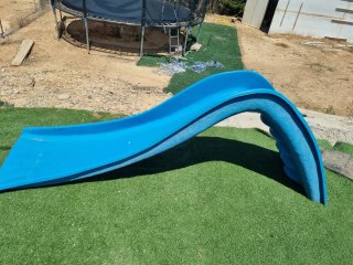 Tobogán azul para piscina