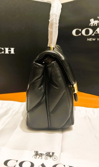 MAPLE (Black) BOLSO COACH con asa superior Tabby