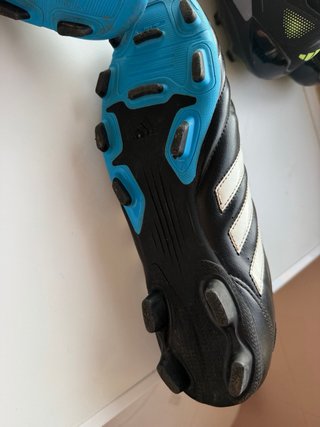 Chuteiras Adidas Pretas e Azuis N44,5