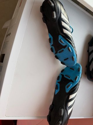 Chuteiras Adidas Pretas e Azuis N44,5