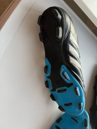 Chuteiras Adidas Pretas e Azuis N44,5