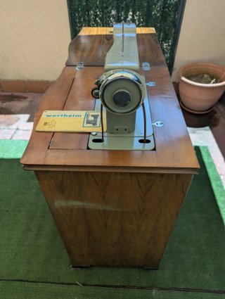 Máquina de coser antigua Wertheim BR con mueble