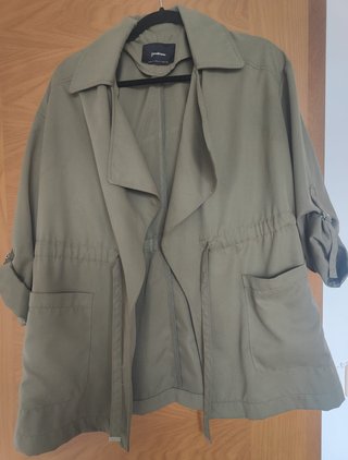 Trench corto Stradivarius verde militar T.M