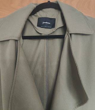 Trench corto Stradivarius verde militar T.M